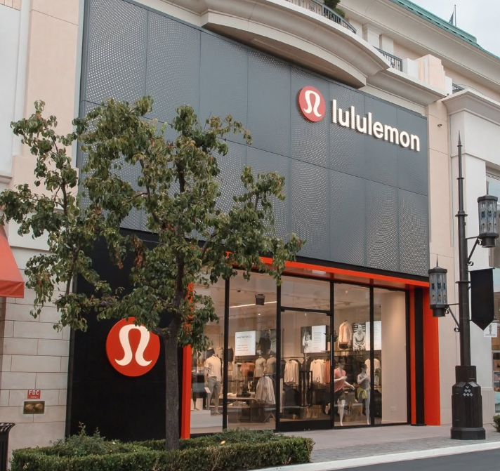 運動休閒巨頭Lululemon主力瑜伽褲銷量下滑兩成,二度調降全年財測導致股價重挫。(翻攝自lululemon臉書)