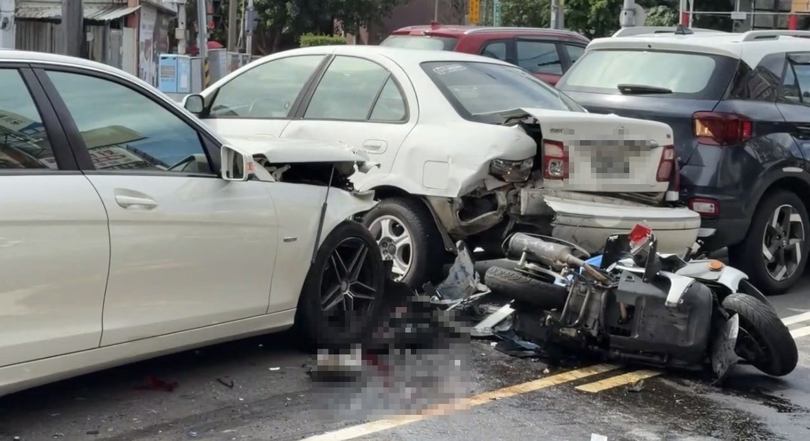 台中市豐原區今天下午發生嚴重連環撞車禍,一名機車騎士稍早宣告不治。(翻攝畫面)