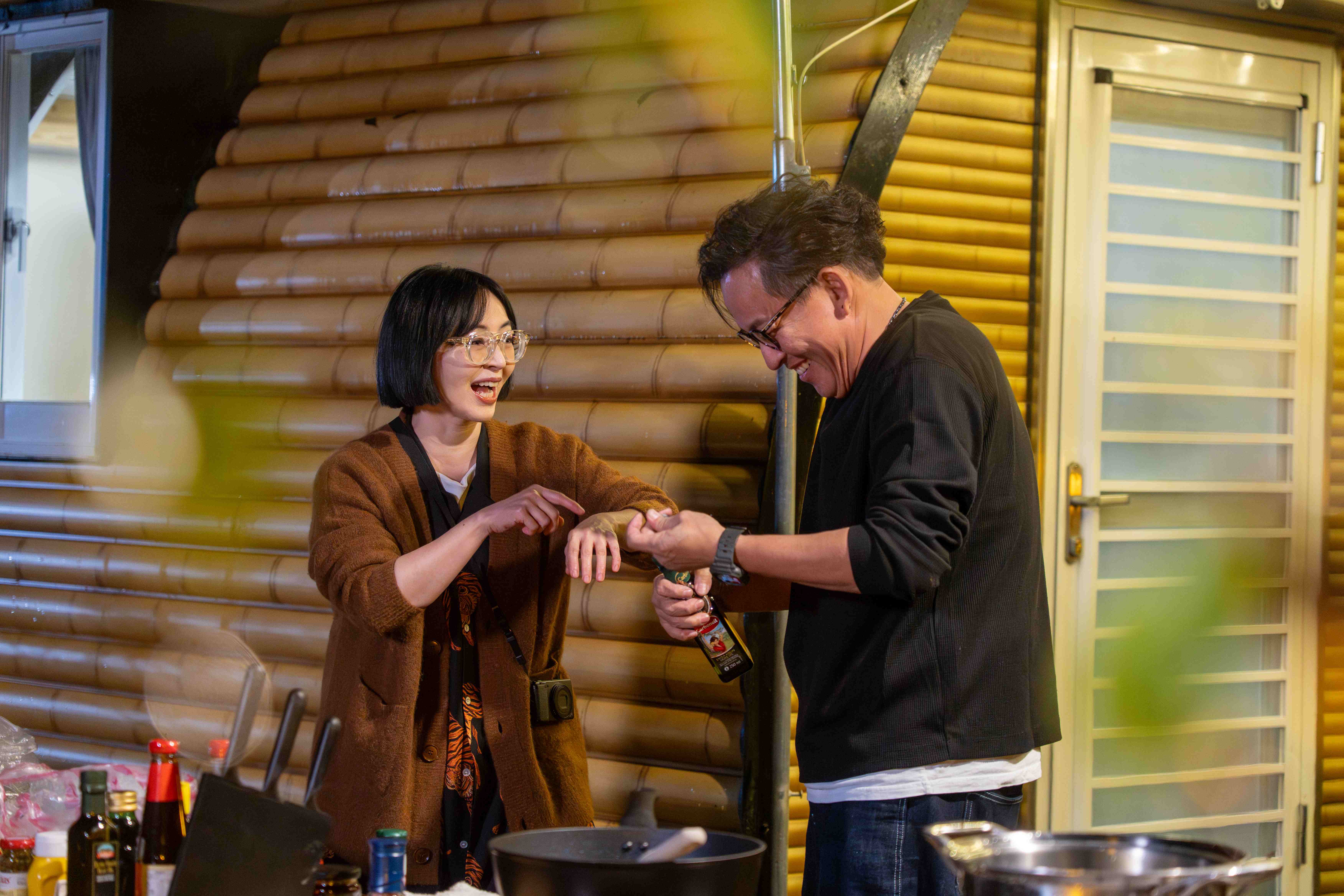 蔡燦得、詹姆士合體出外景。(東森提供)