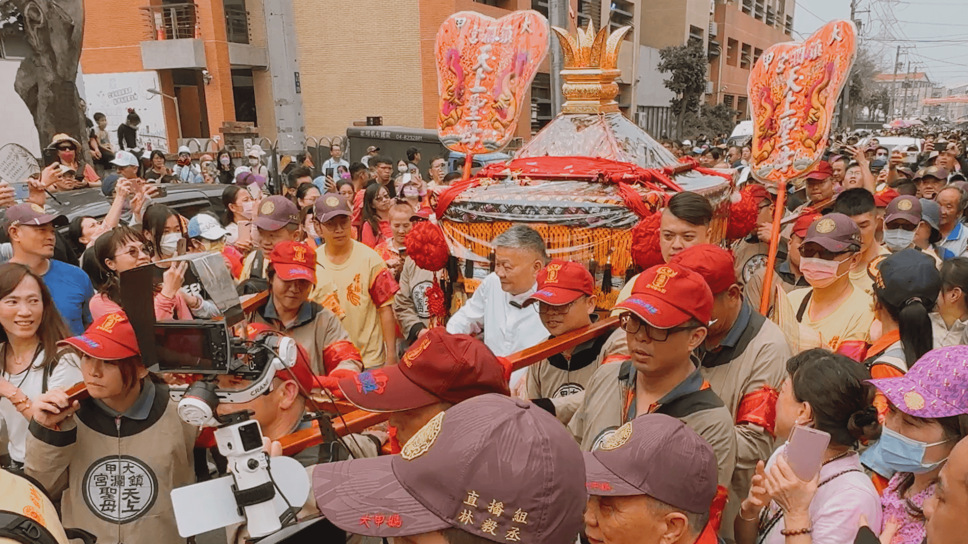 一年一度的鎮瀾宮大甲媽祖遶境啟程,今年依舊吸引不少信徒跟隨。(鏡新聞)