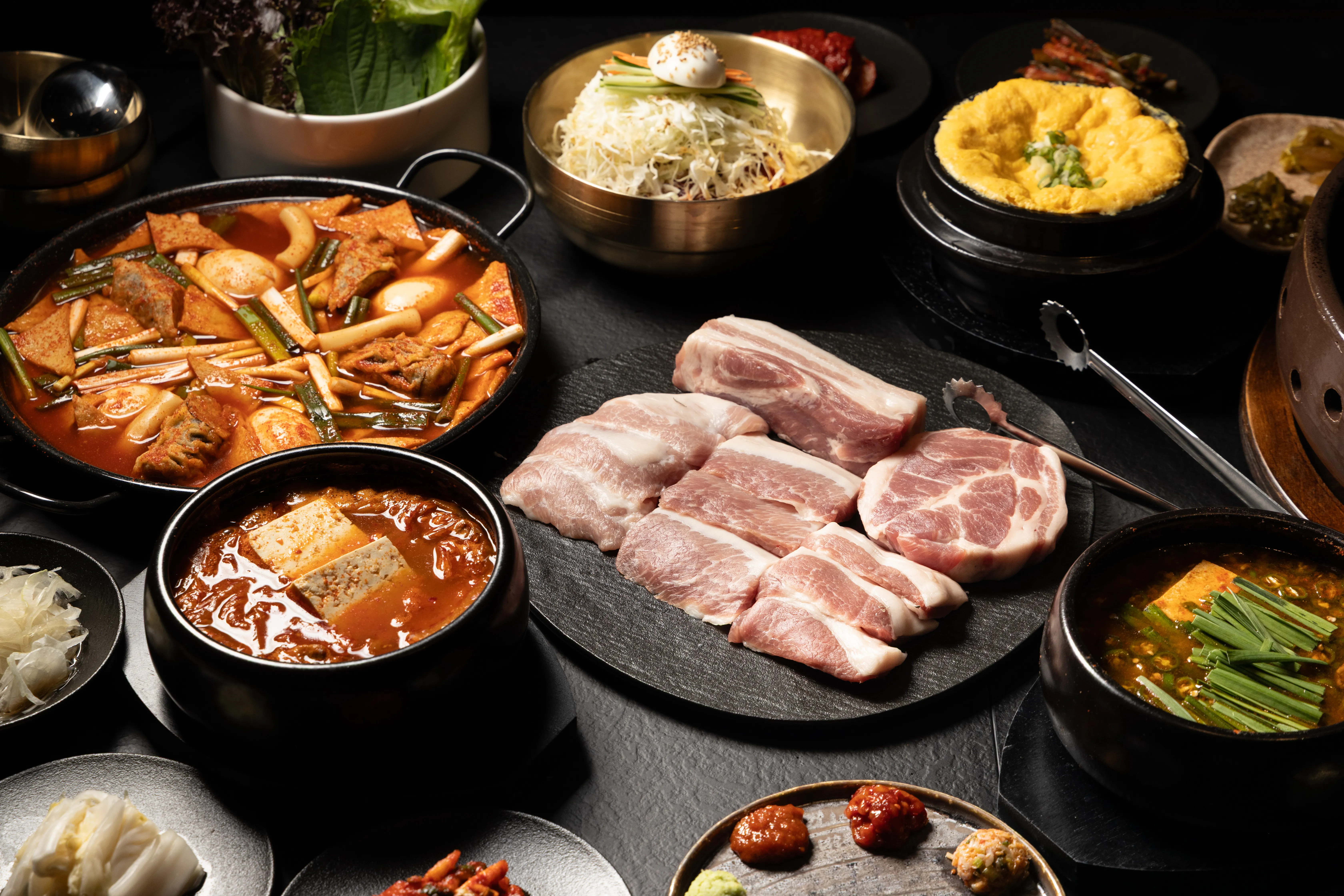 大巨蛋嗑肉3／BTS、許光漢都吃過！首爾排隊燒肉名店「囕盈豚」登台　專人桌邊代烤老饕豬