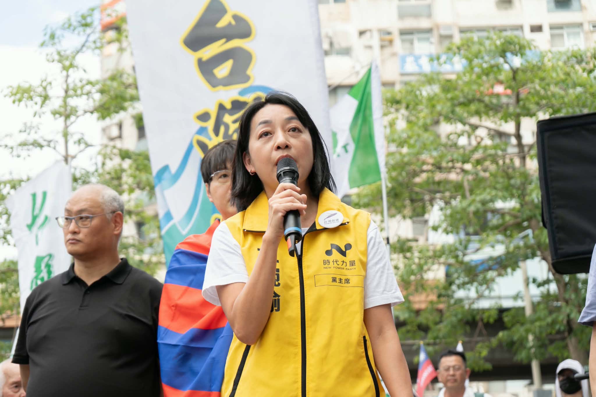 網紅皮筋兒批評時力在廢除兩段式左轉議題上無視民調數據,把少數意見偷渡成全民共識,且忽略監督地方只罵中央。(翻攝自王婉諭臉書)