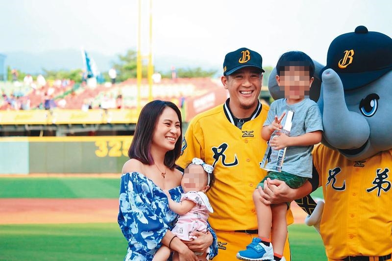 蔣智賢(中)和前妻(左)結婚8年,因財產分配對簿公堂。(翻攝自兄弟Fans Club臉書)