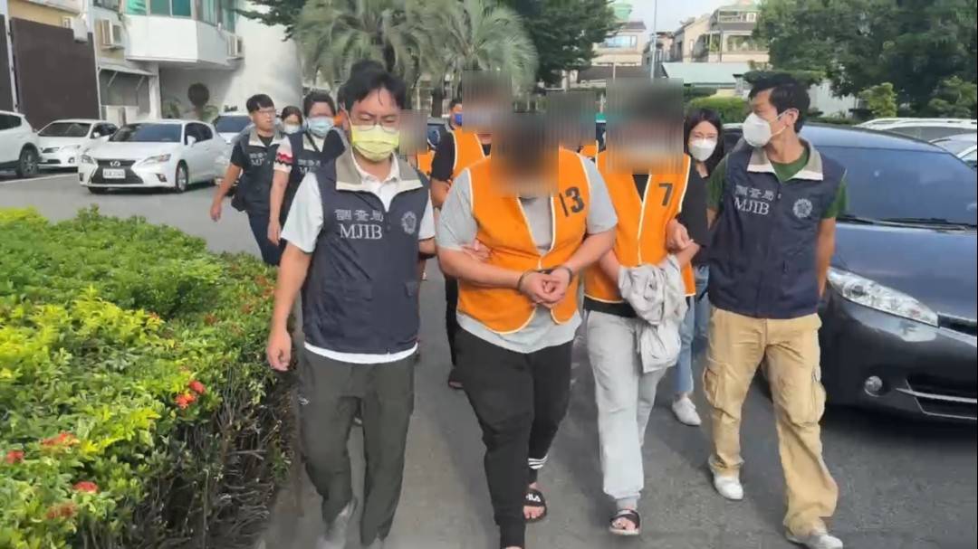 專案小組拘提詐騙集團犯嫌。(台中市調處提供)