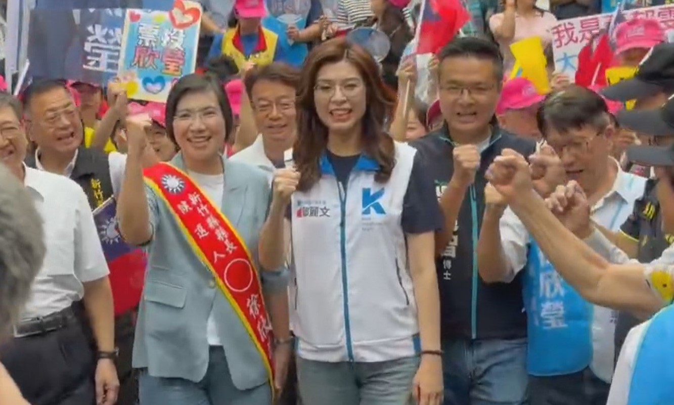 國民黨主席鄭麗文今(3日)陪同新竹縣長候選人徐欣瑩前往登記參選。