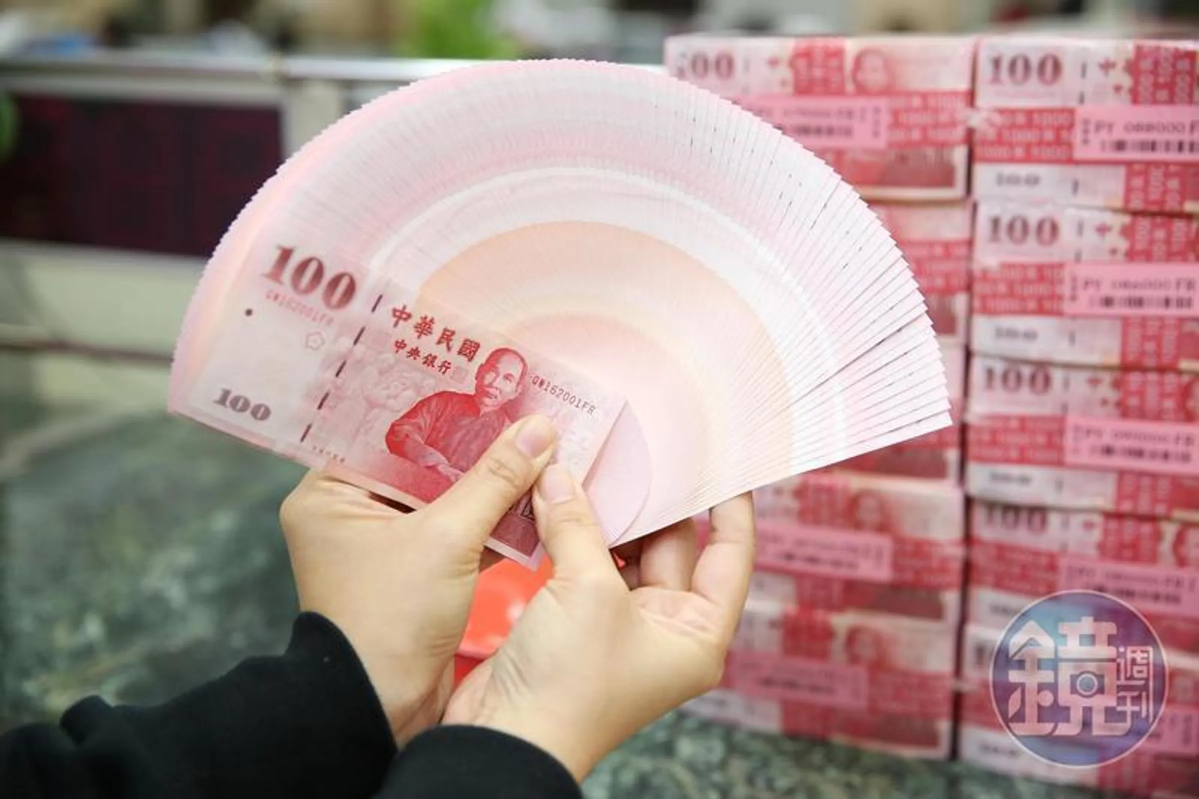 近日有網友在Threads曬出100元鈔票的貼文,目前已吸引超過180萬人次觀看。(示意圖,本刊資料照)