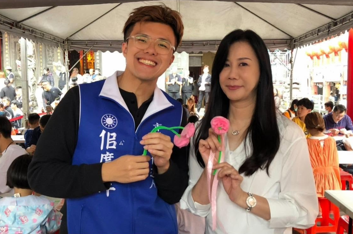 萬美玲的兒子佀廣洋要競選桃園市議員,近日卻被指出在國小畢典上被特別介紹上台,引發爭議。(翻攝自佀廣洋臉書)