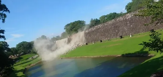 日本7.1強震！「熊本城石牆遭震垮」驚人畫面曝　網友傻眼：在我面前垮了