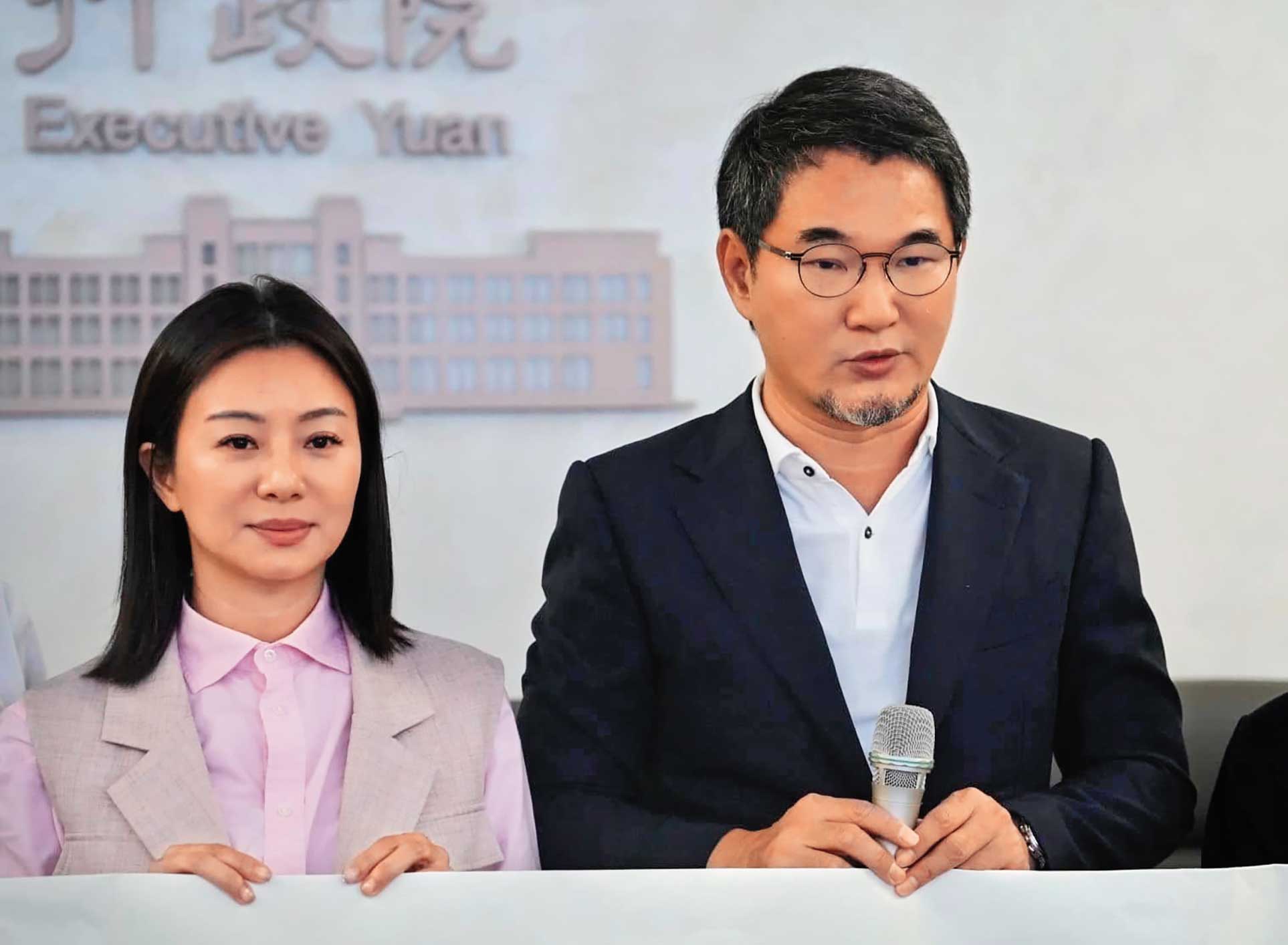 雲林縣議員張庭綺(左)與雲林縣長參選人劉建國(右)曾有一段情,2023年2人曾經同框。(翻攝張庭綺臉書)