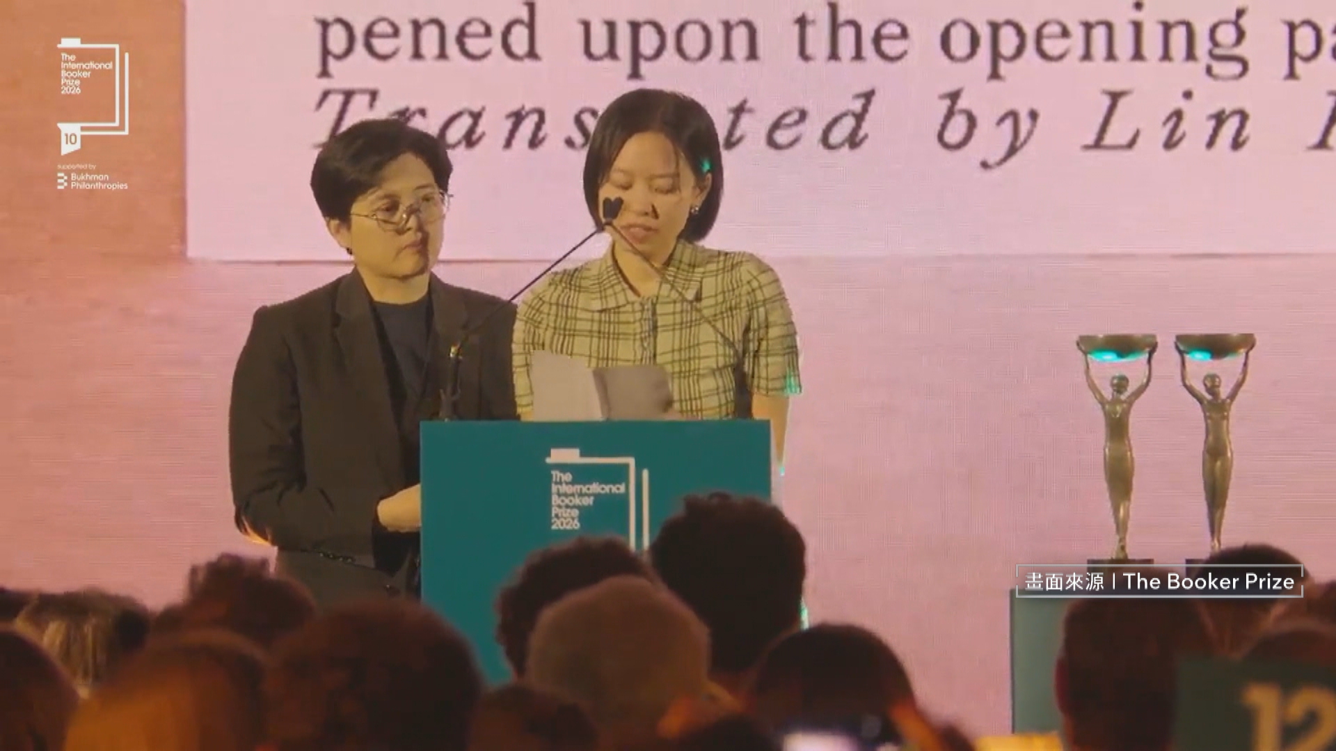 台灣作家楊双子(左)創作、譯者金翎(右)翻譯的長篇小說《臺灣漫遊錄》,榮獲國際布克獎。(翻攝畫面)