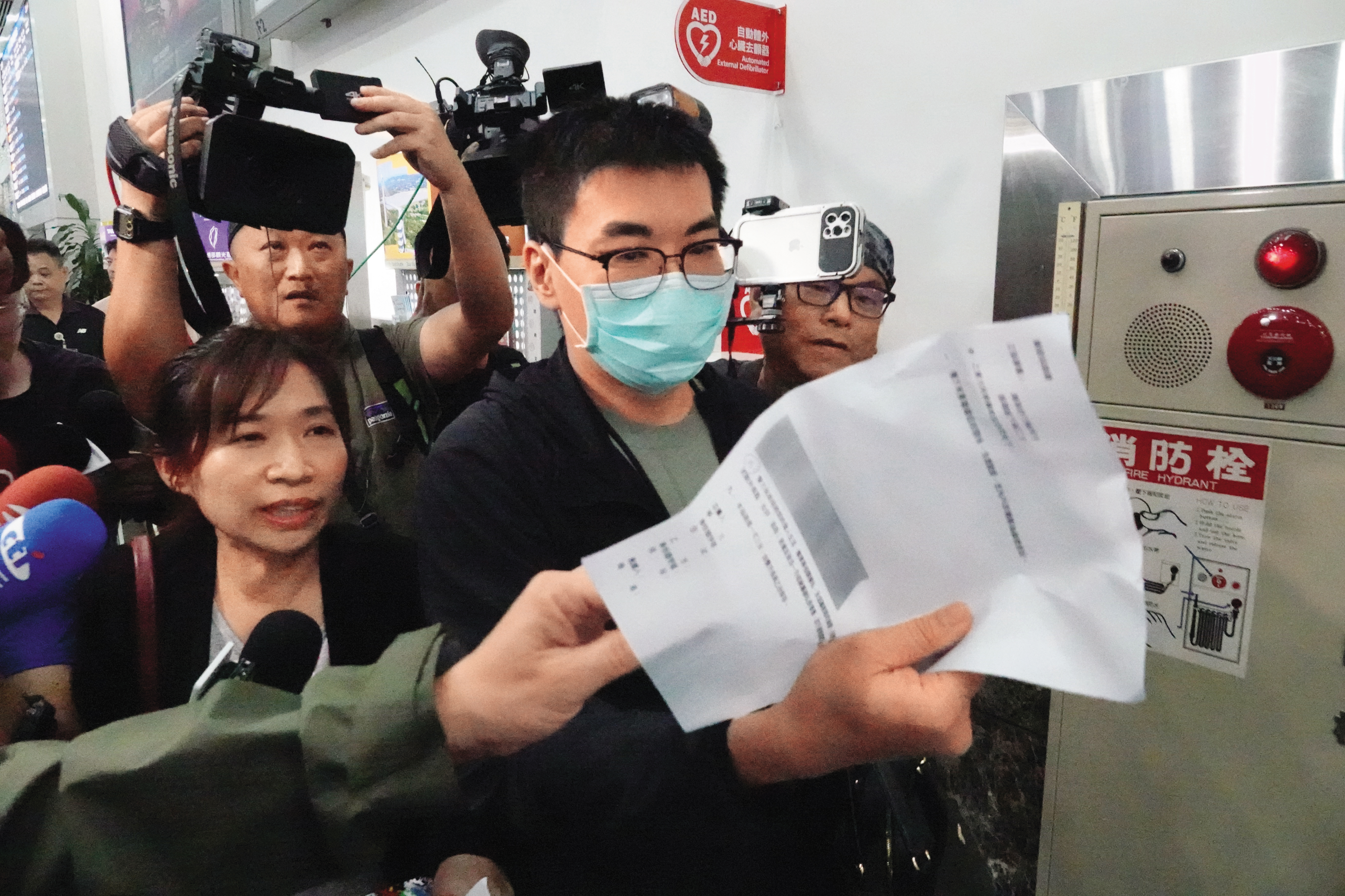 趙建銘20日自越南返台後,在機場抛出有「1億元封口費」的離婚協議給媒體,反成為違約鐵證。