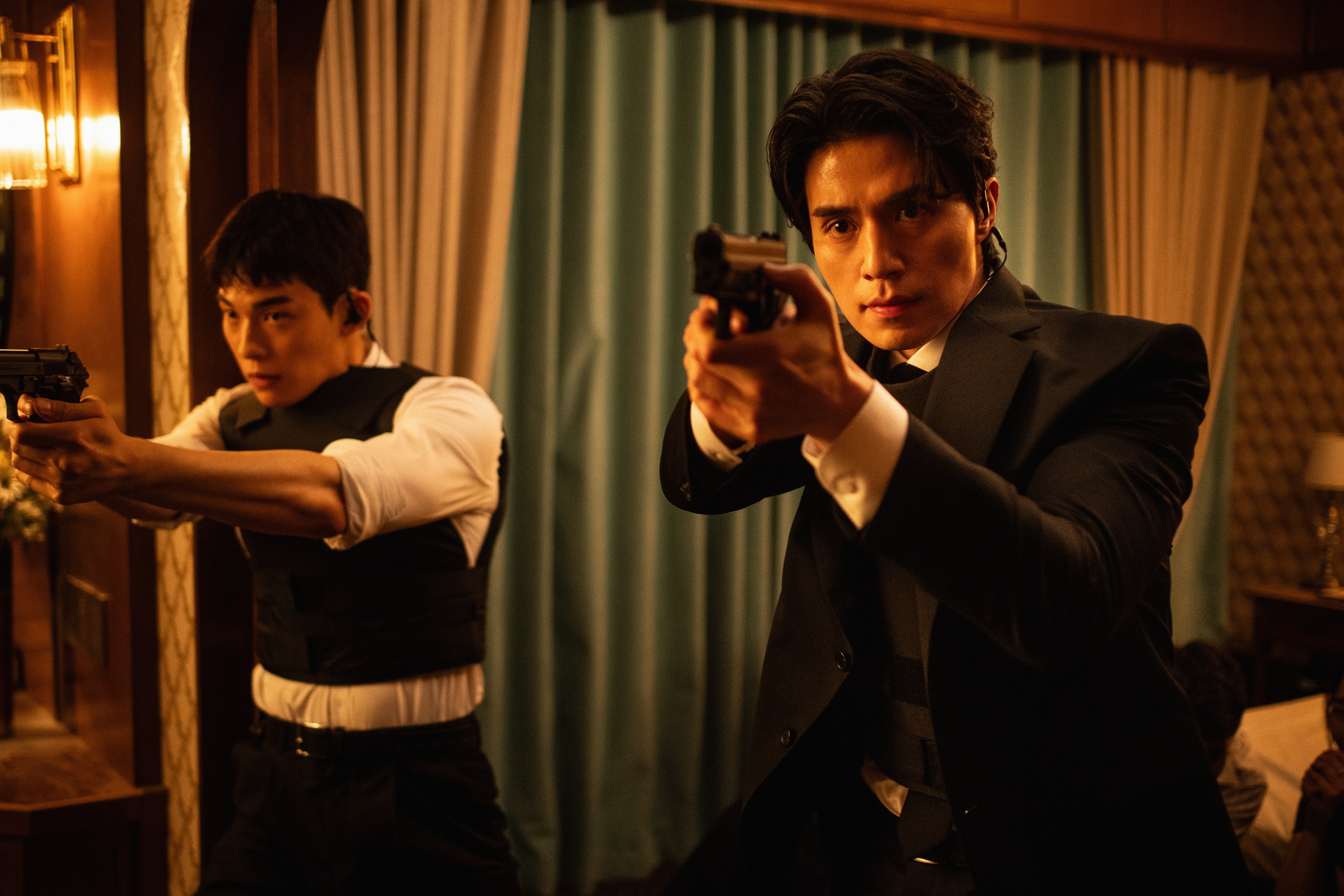 李棟旭(右)主演《殺人者購物中心》相隔兩年半推出第二季,揭開他的死亡謎團。(Disney+提供)