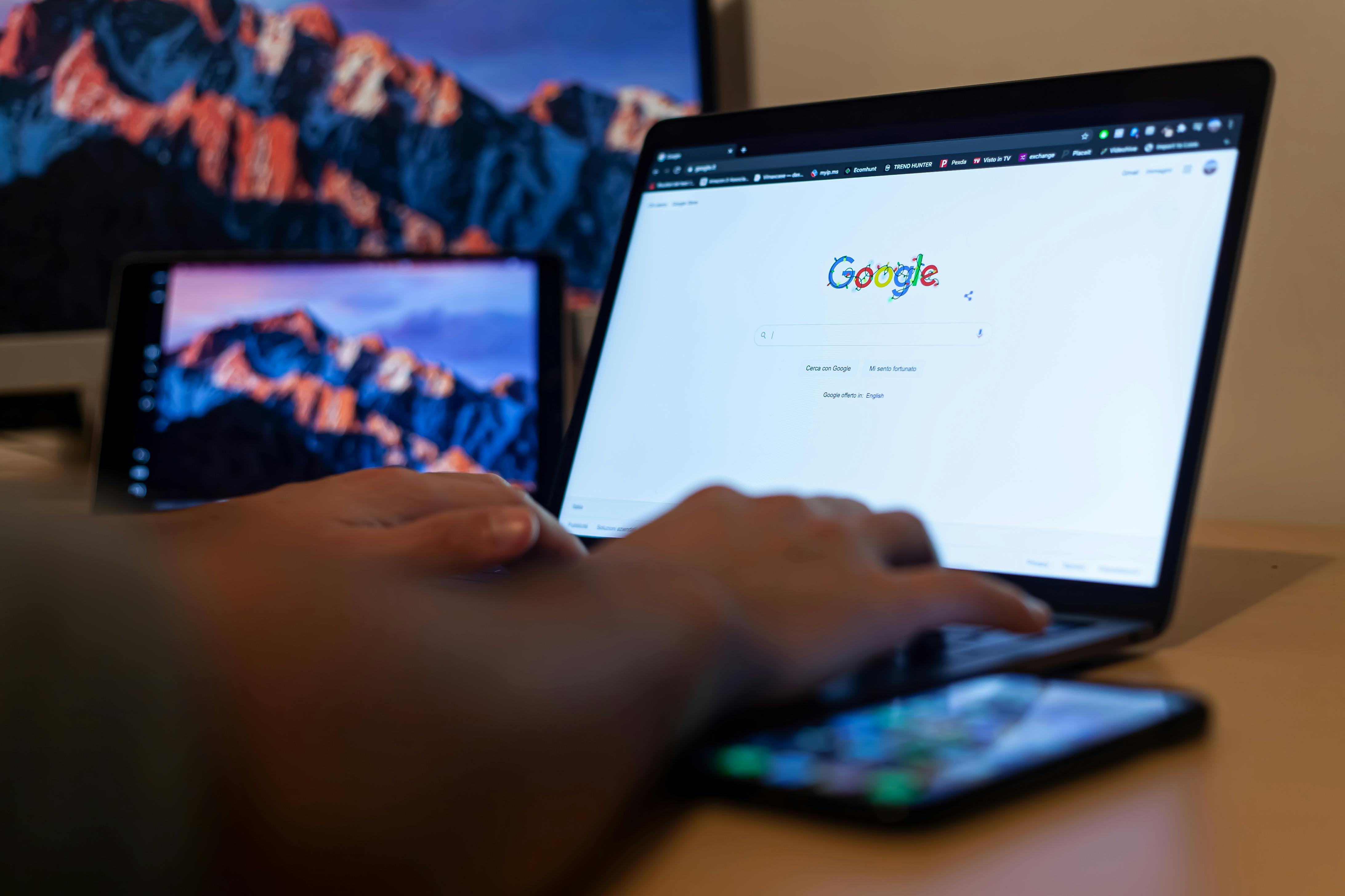 外媒示警,許多人習慣使用「google帳號登入」,雖然方便但若帳號被駭,可能讓綁定服務一起陪葬,圖為示意圖。(翻攝自Pexels圖庫)