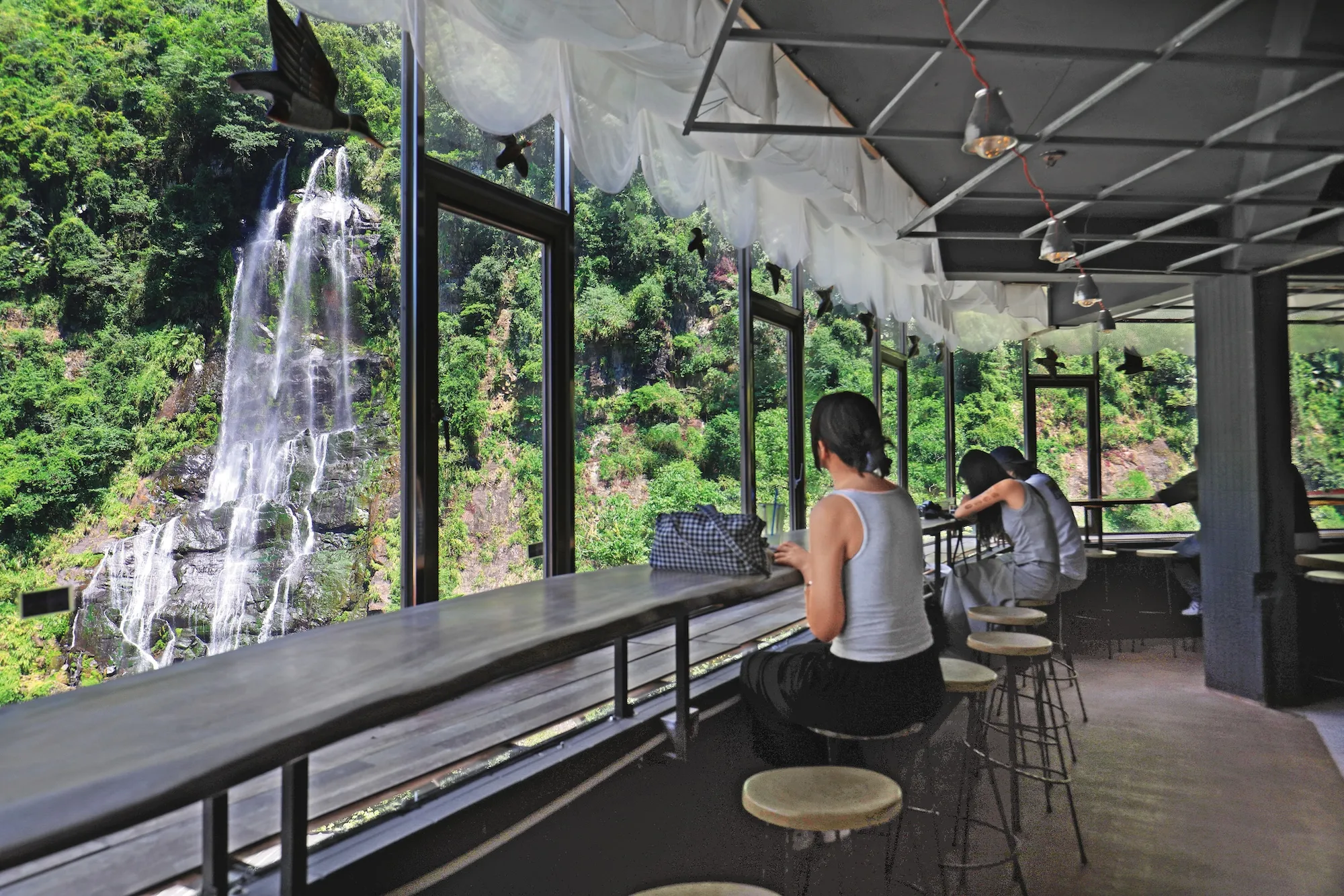 烏來最美瀑布窗景原來是他家！老闆Tony把蚊子館變咖啡館　不只有風景，連咖啡都好喝到讓人想再來