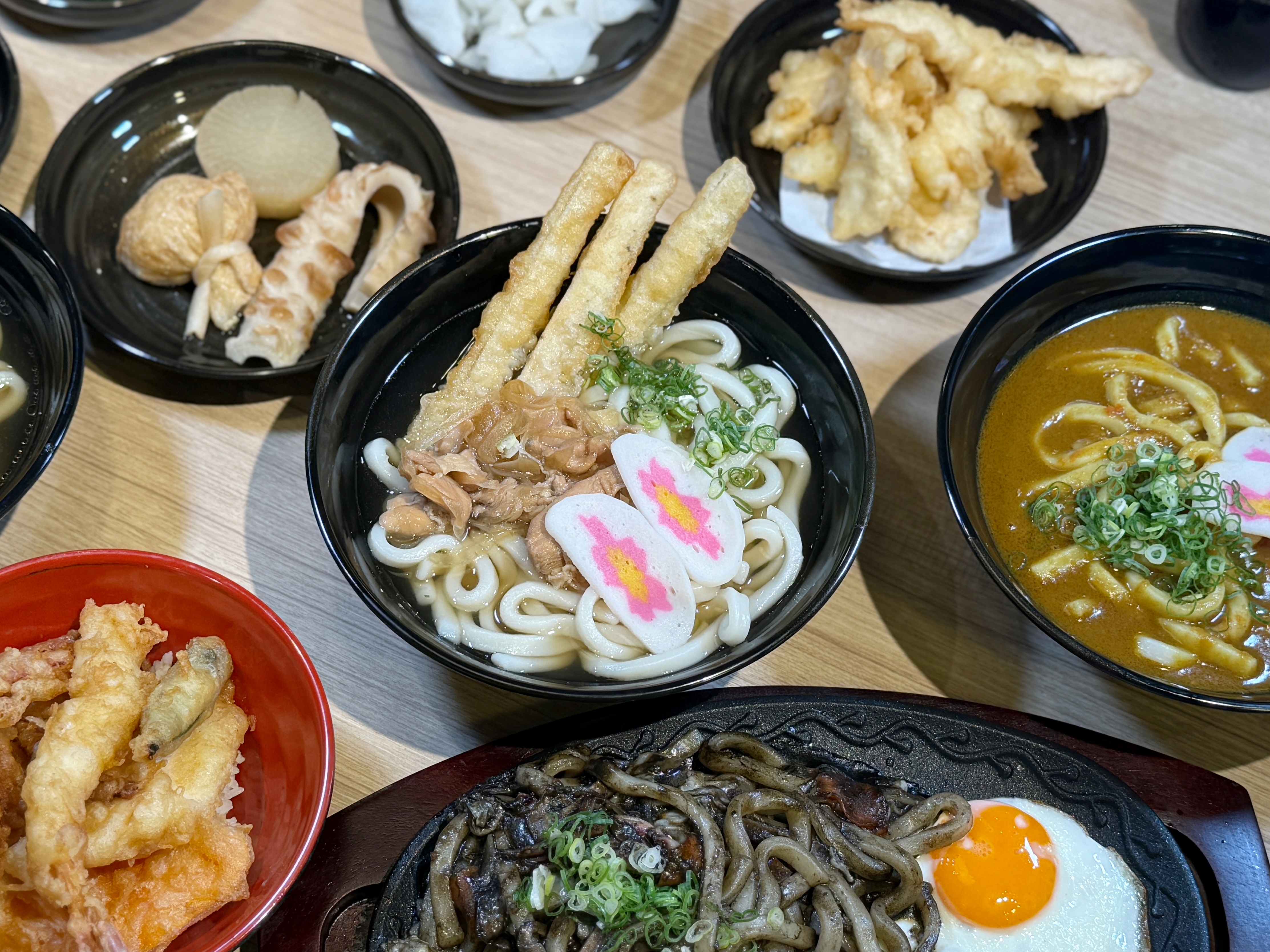「資先生烏龍麵(資さんうどん)」是日本北九州人氣連鎖品牌,已有50年歷史,首間海外店就開在台灣。