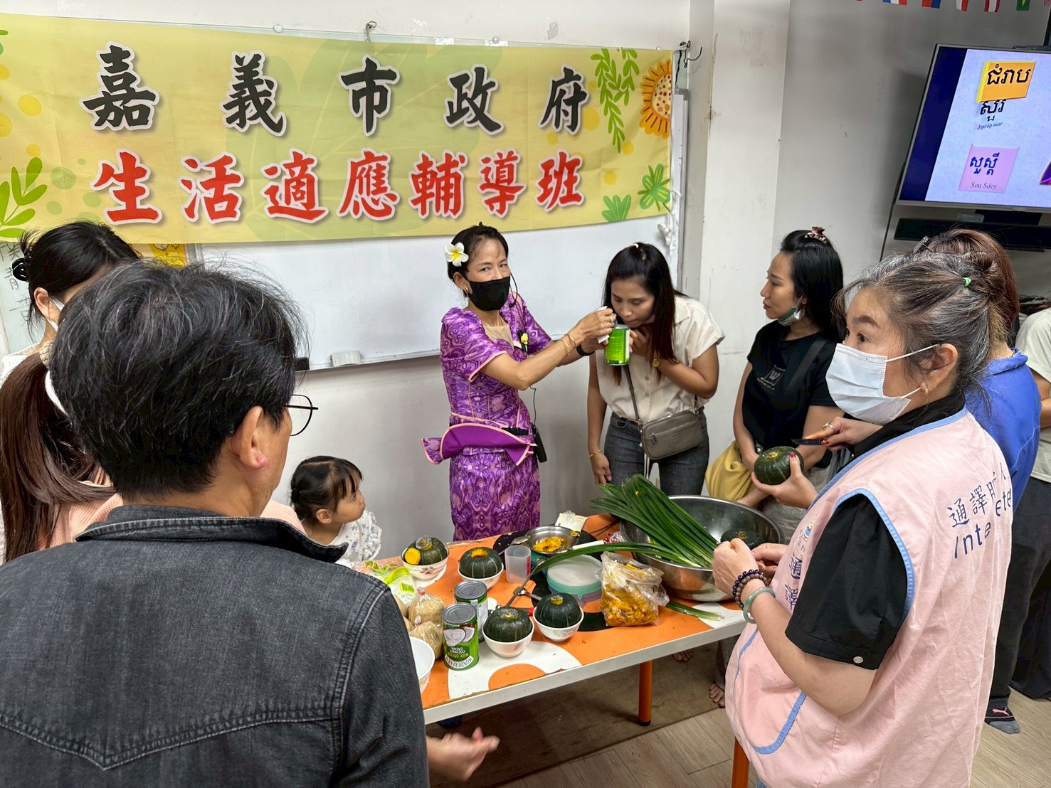 講師徐閤芸講解如何製作南瓜布丁。
