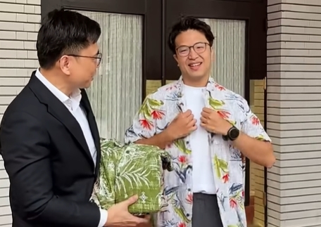 高雄市長參選人賴瑞隆(左)加碼送給沈伯洋5件花襯衫。(翻攝自賴瑞隆臉書)