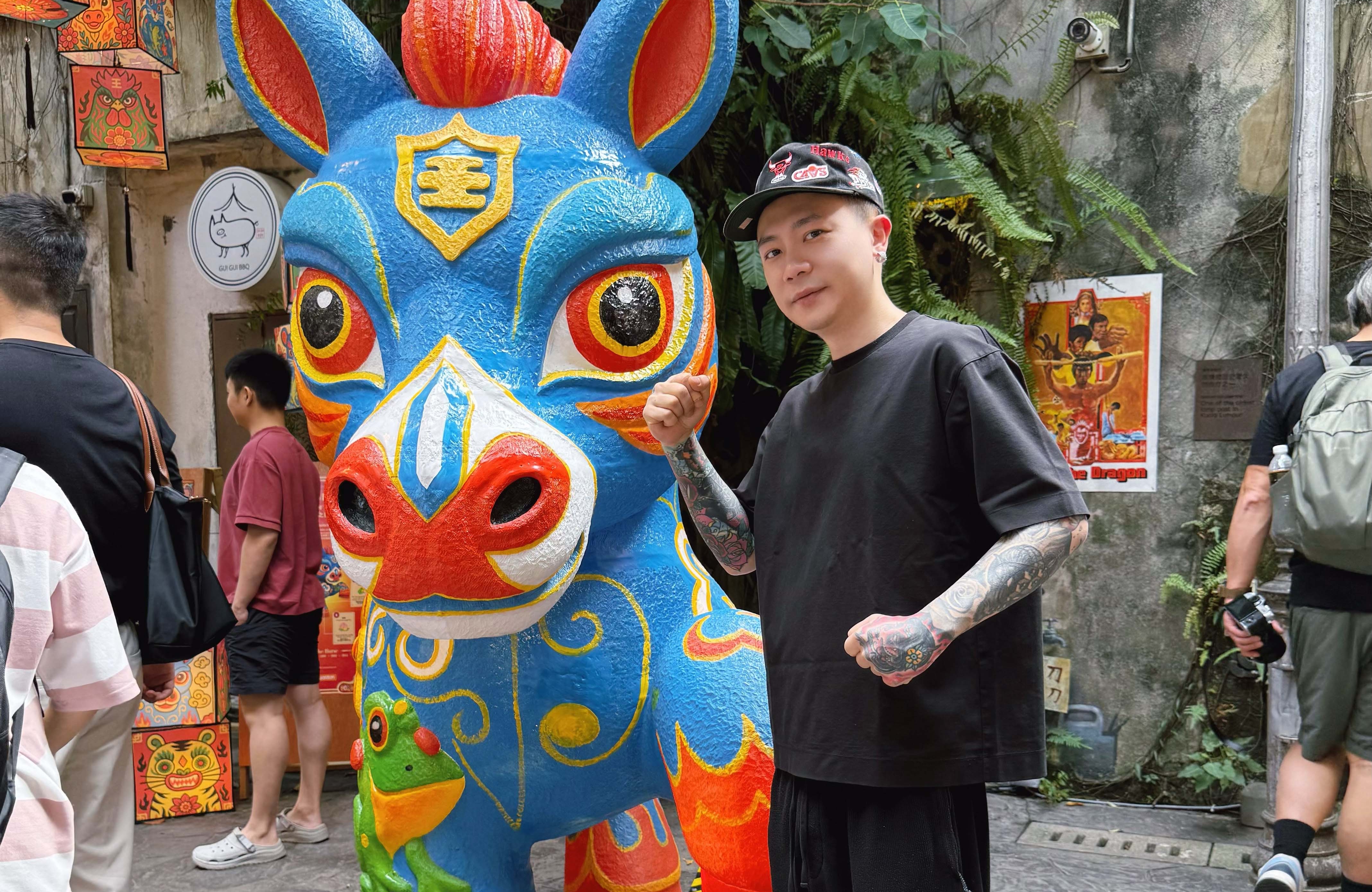 蕭秉治日前隨五月天赴馬來西亞演出,把握時間踩點打卡。(相信音樂提供)