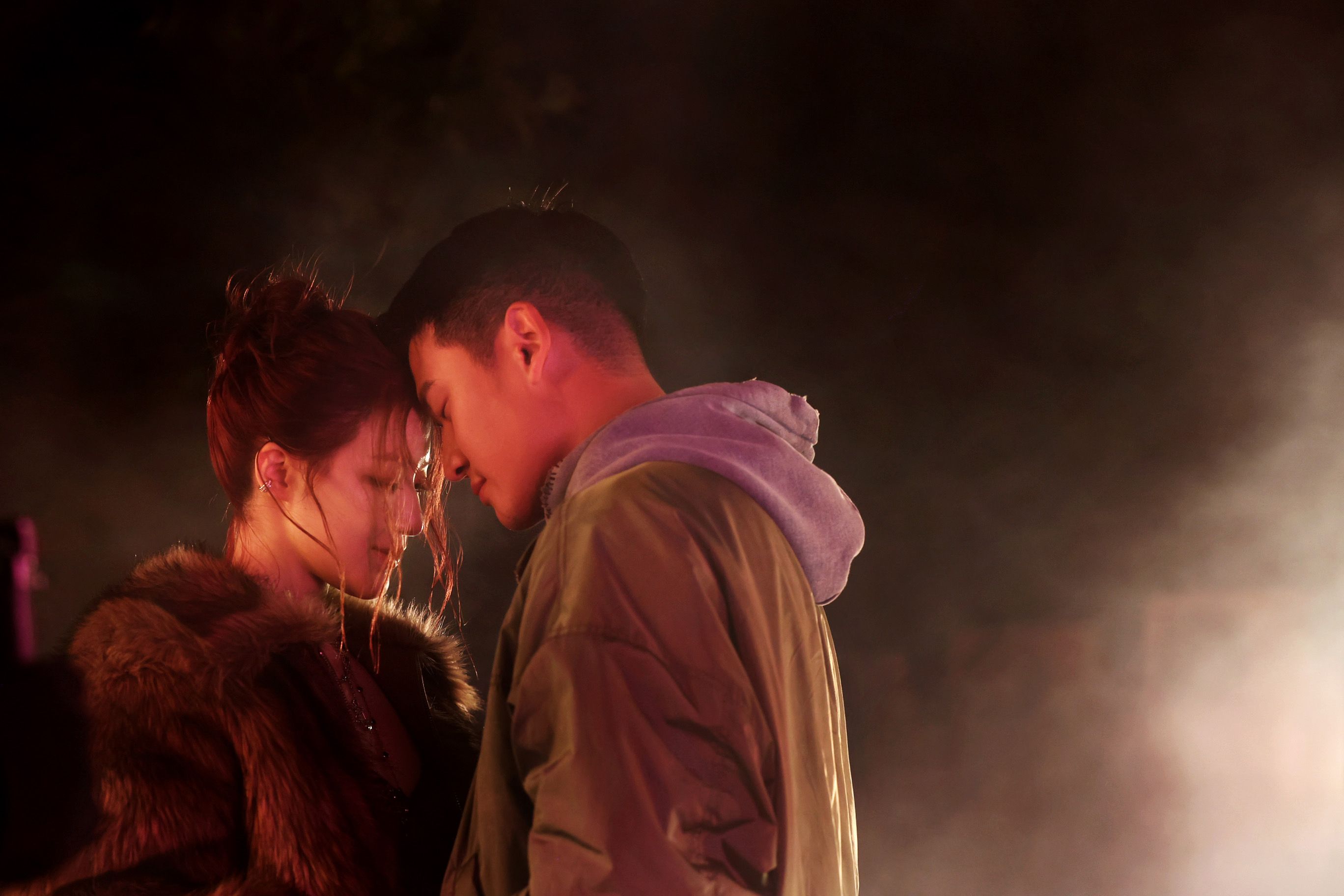 周興哲(右)的新歌MV找來舒華助陣,引爆話題。(星空飛騰提供)