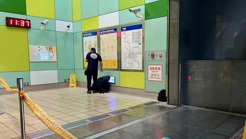 捷運站驚見可疑背包！警方封鎖近2小時　主人身分曝光