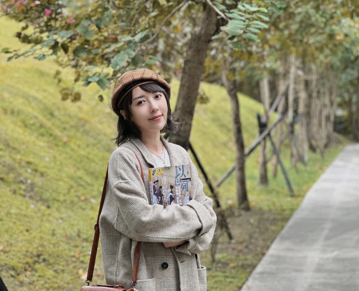 日本奈良藥師寺國寶「佛足石」日前驚傳遭到不明液體潑灑破壞,涉案的女子疑似為台灣女星蔡頤榛。(翻攝自臉書蔡頤榛)