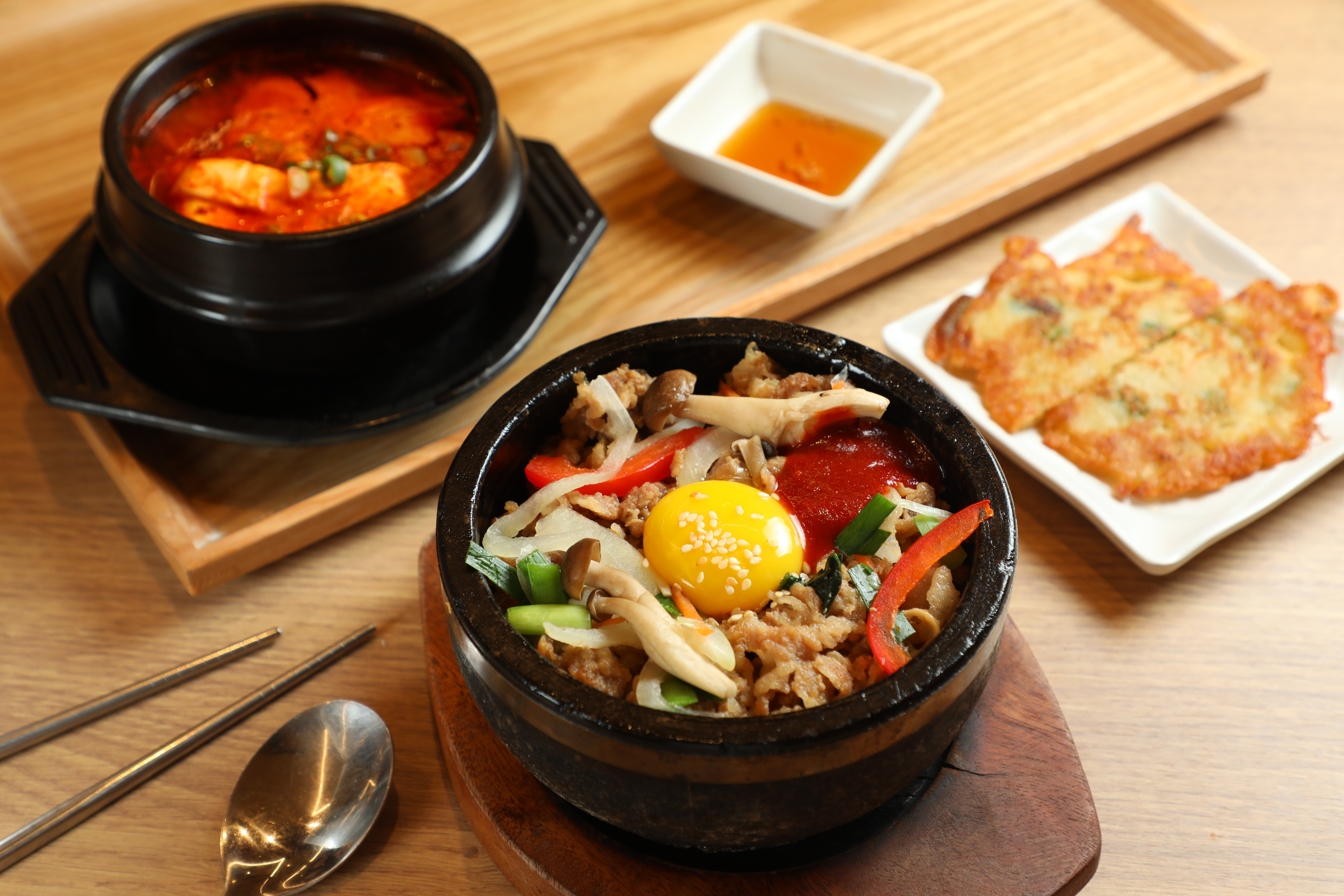 韓美膳主打「半半套餐」,將傳統韓式料理以日式定食呈現,獨食也能一次吃到各種美味。