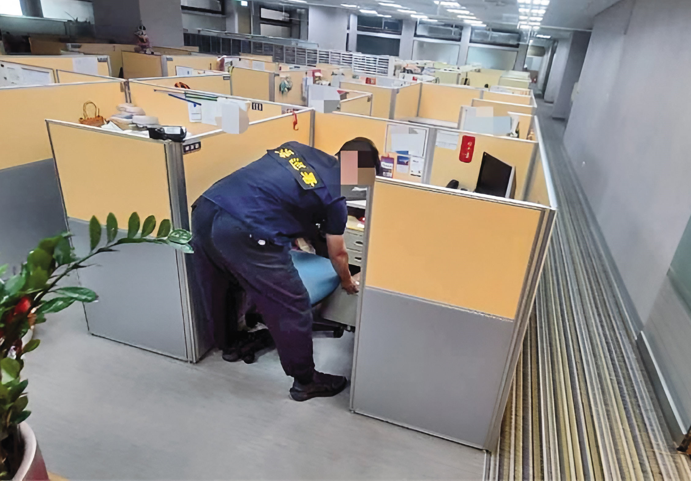 海巡署人員搜索是方電訊,已掌握走私的關鍵證據。(海巡署偵防分署提供)