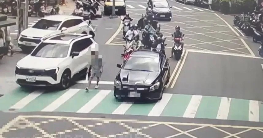感情糾紛找錯人？三重雙B男持開山刀攔機車「打開護目鏡」傻眼　她嚇壞脫口：對不起