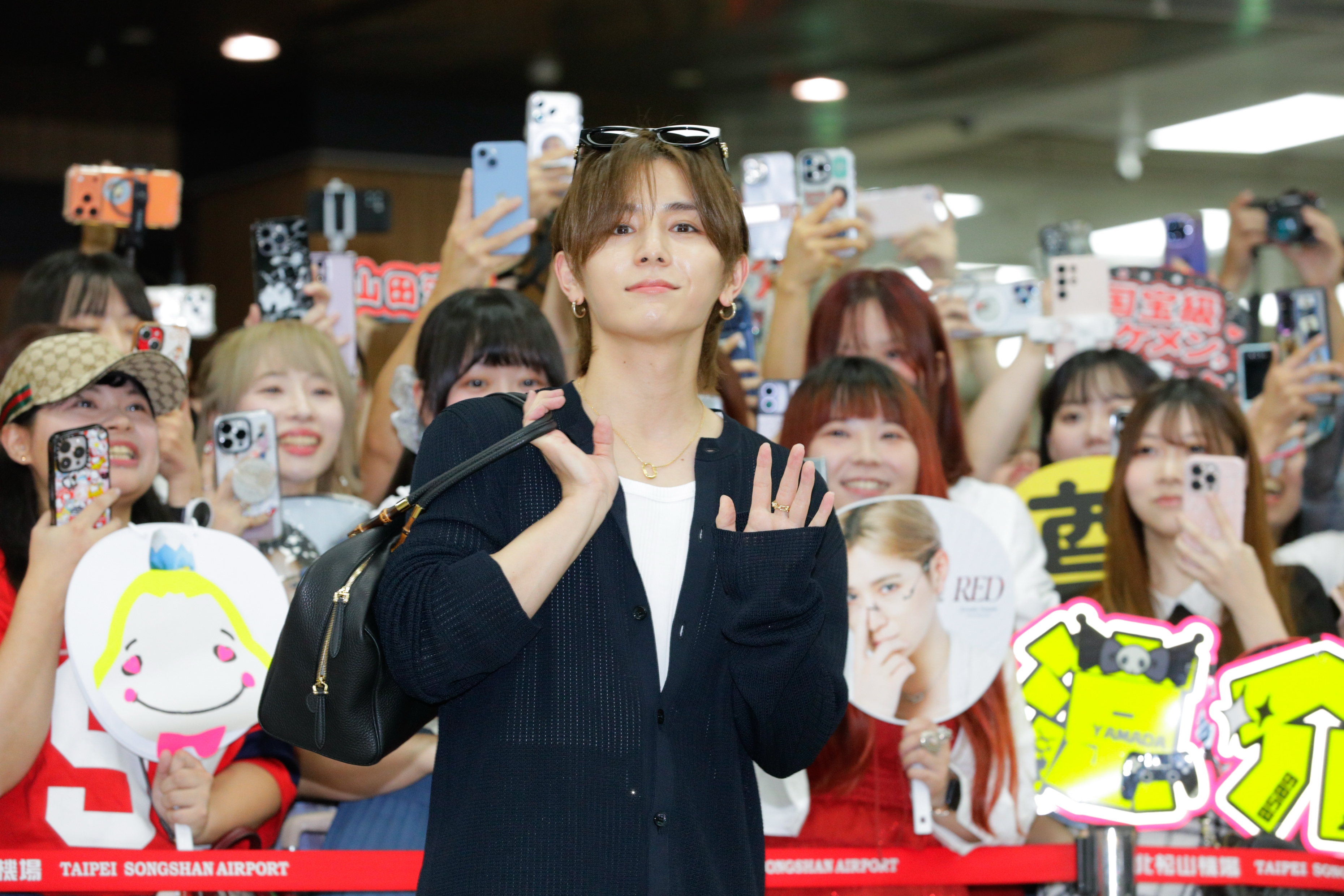 山田涼介摘下墨鏡露出大眼睛,親切地向大家揮手致意。
