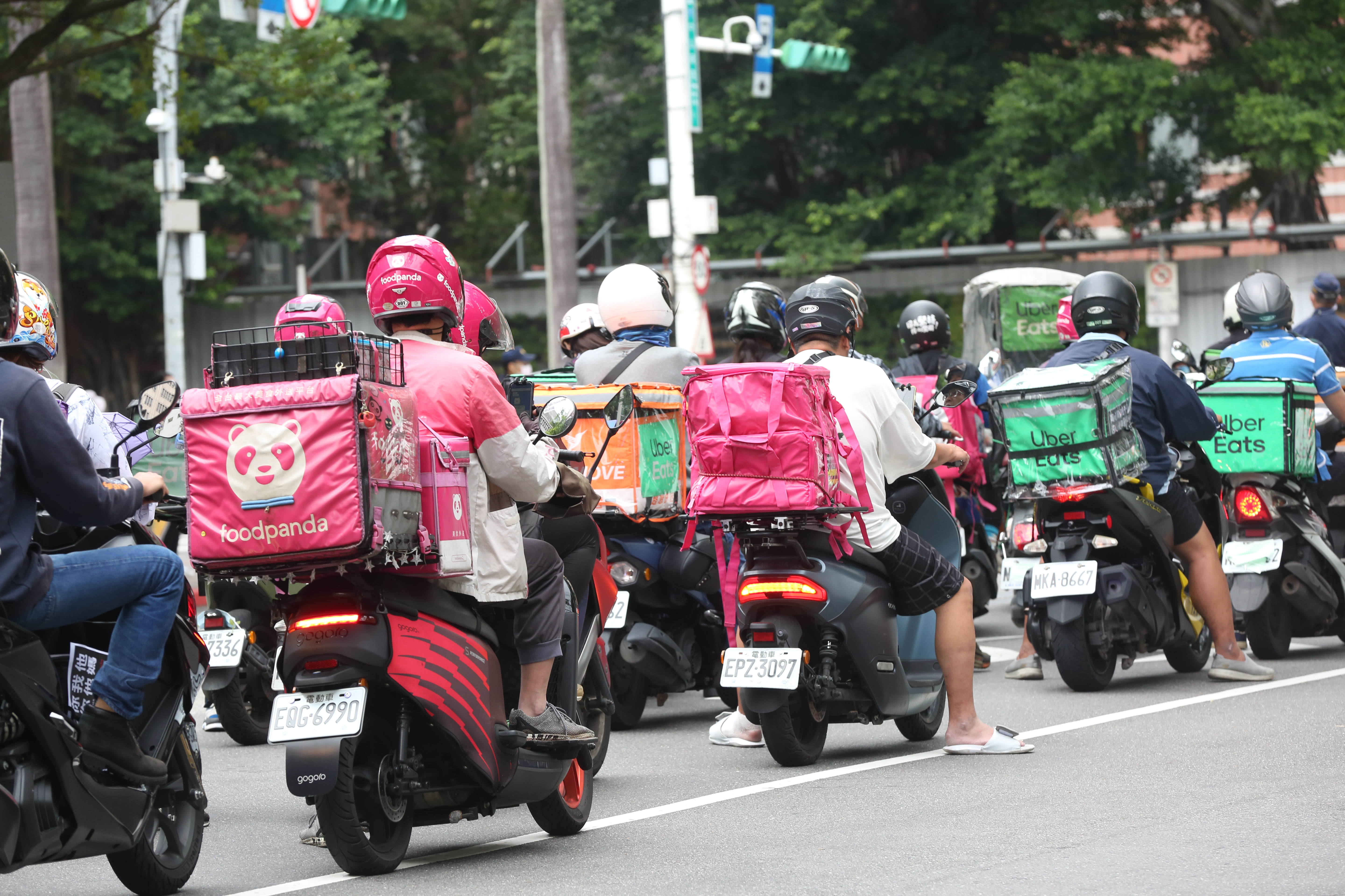 Grab收購foodpanda台灣業務,不只牽動外送平台的市場競爭,也讓資料安全、市場集中等效益再度成為焦點。