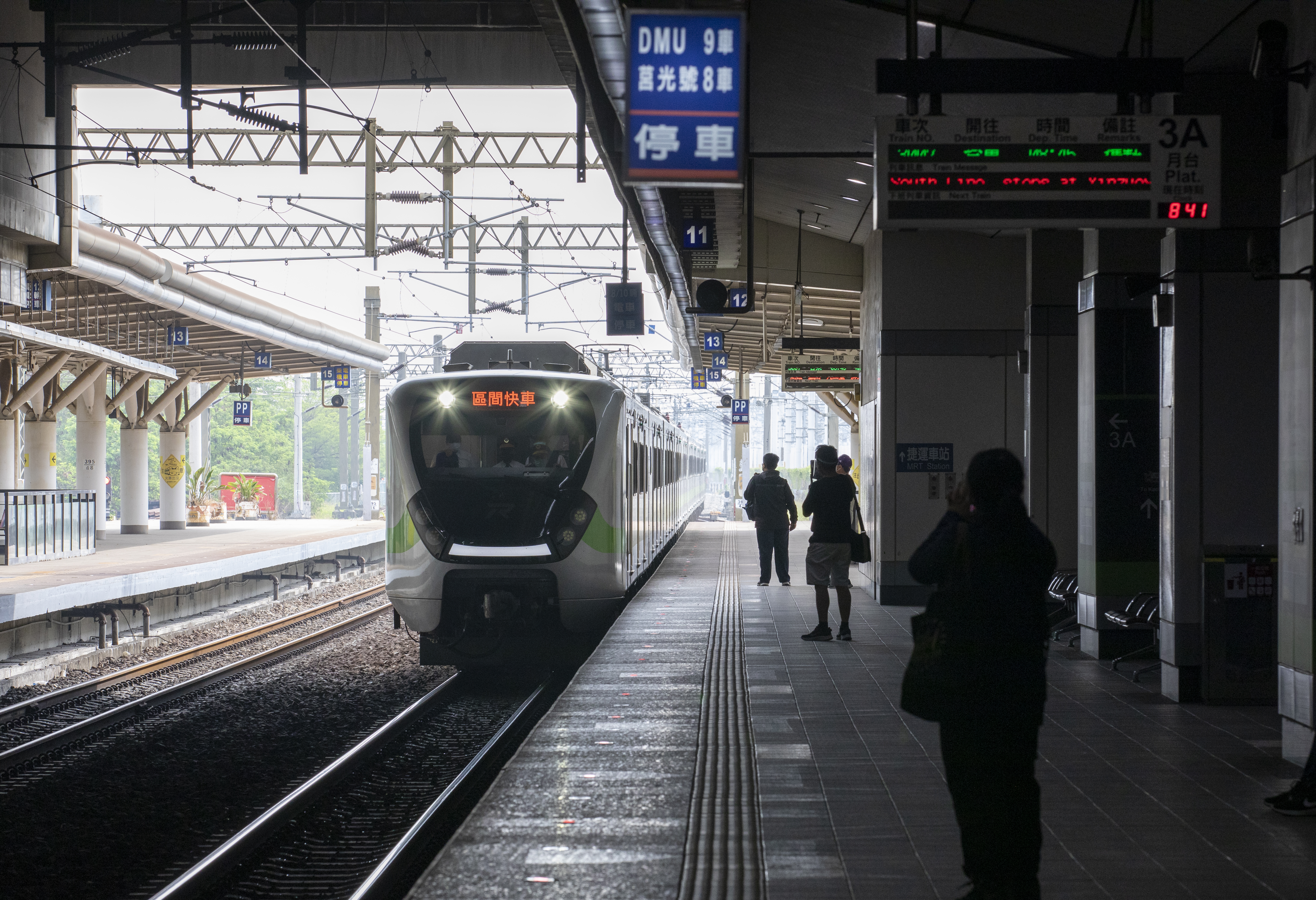 近期網路流傳「長者搭乘雙鐵享有5大免費特權」的影片與訊息,交通部今日發布新聞稿澄清,相關內容為AI生成的虛構假訊息,呼籲民眾切勿輕信或轉傳。(本刊資料照)