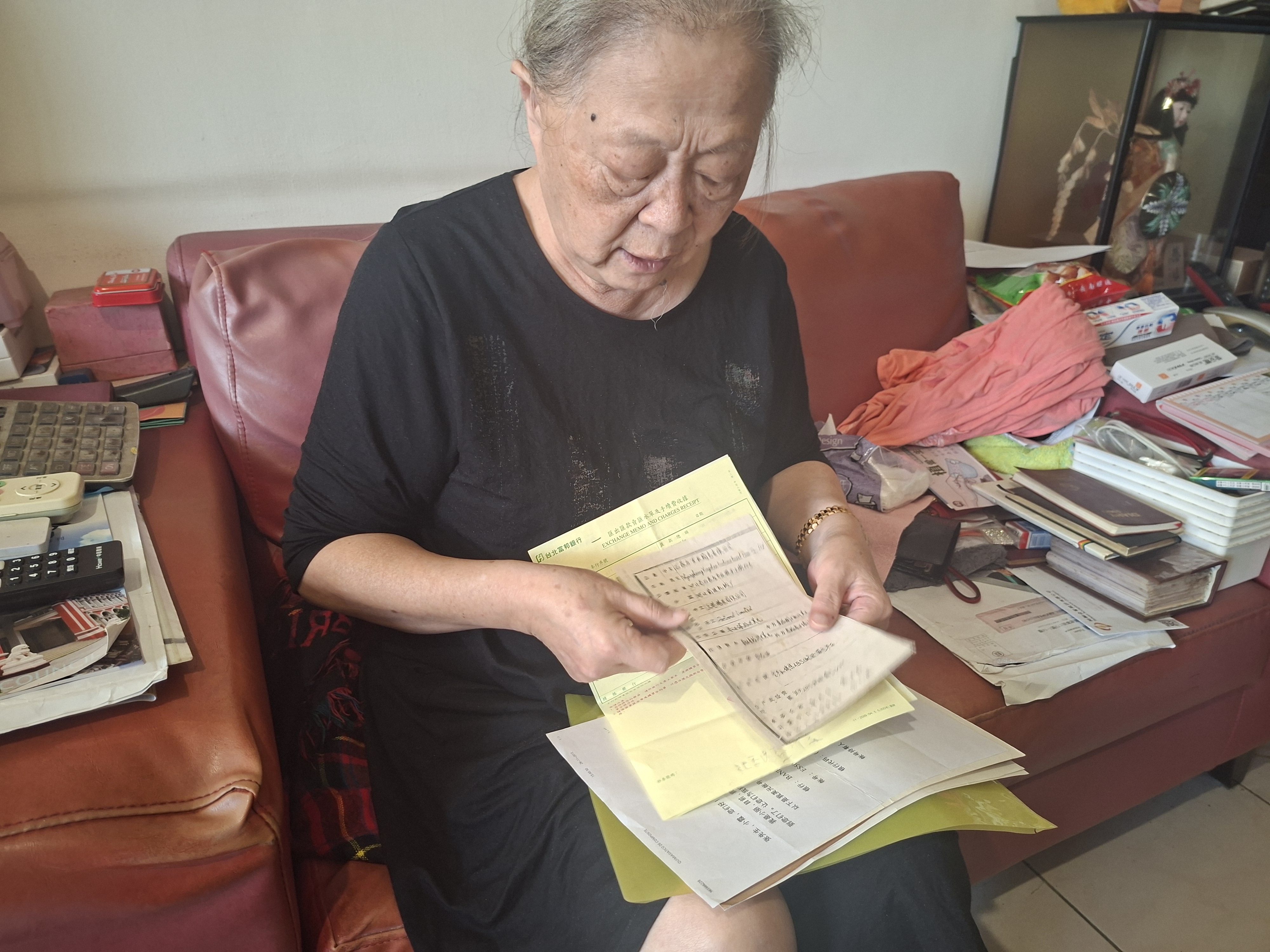 孫佩霞談「劉連昆台諜案」,手上滿是資料。
