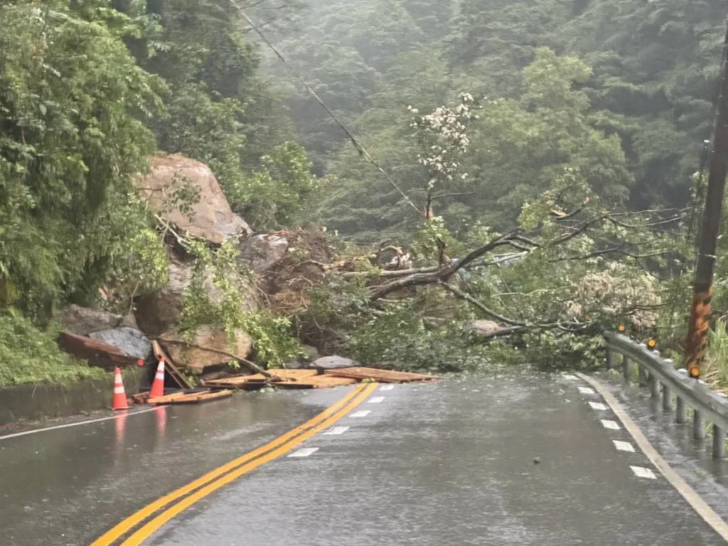 北宜公路坪林段落石坍方！雙向交通中斷　工務段搶通中