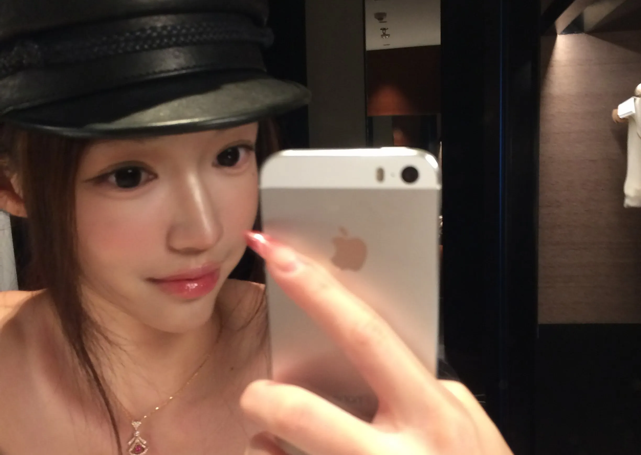 21歲國產車廠千金拿「10年前舊iPhone」自拍！　一抬頭「10萬元神帽」露餡