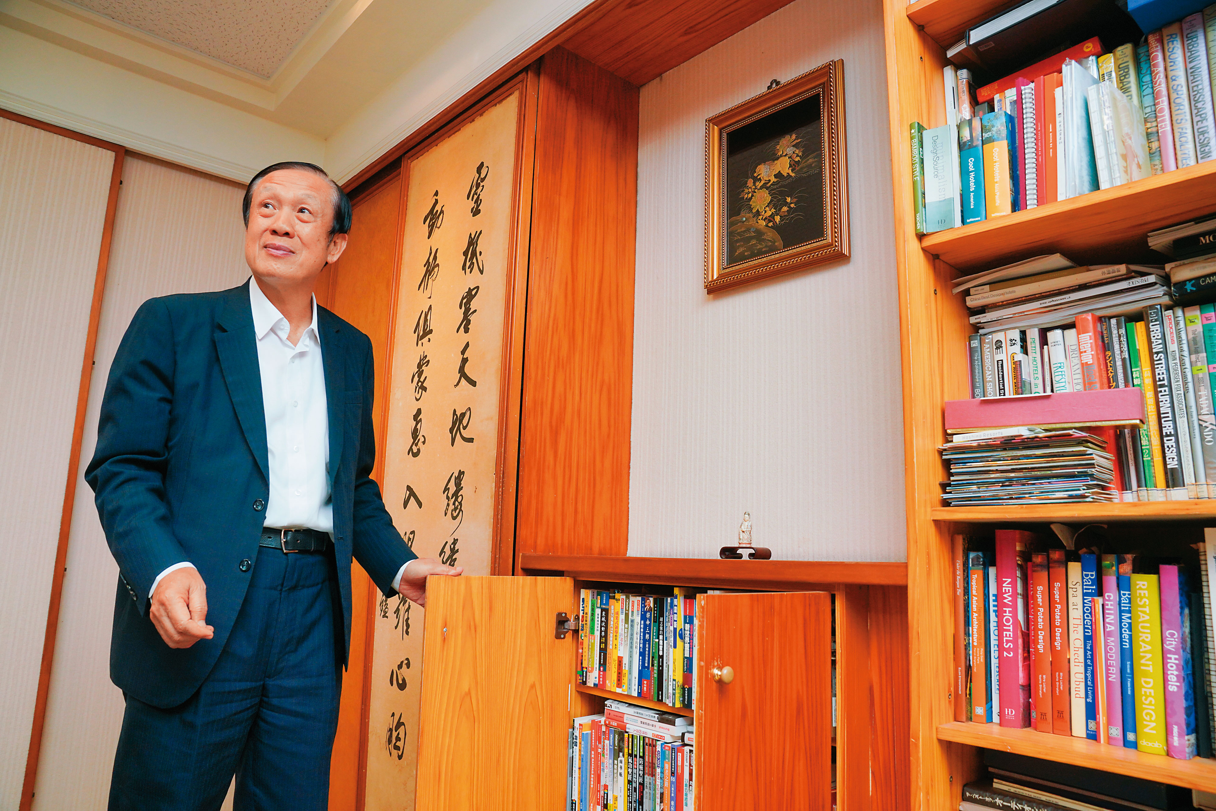 賴正鎰自幼愛讀書,家中藏書萬卷,辦公桌後方的整面書牆也擺滿藏書。
