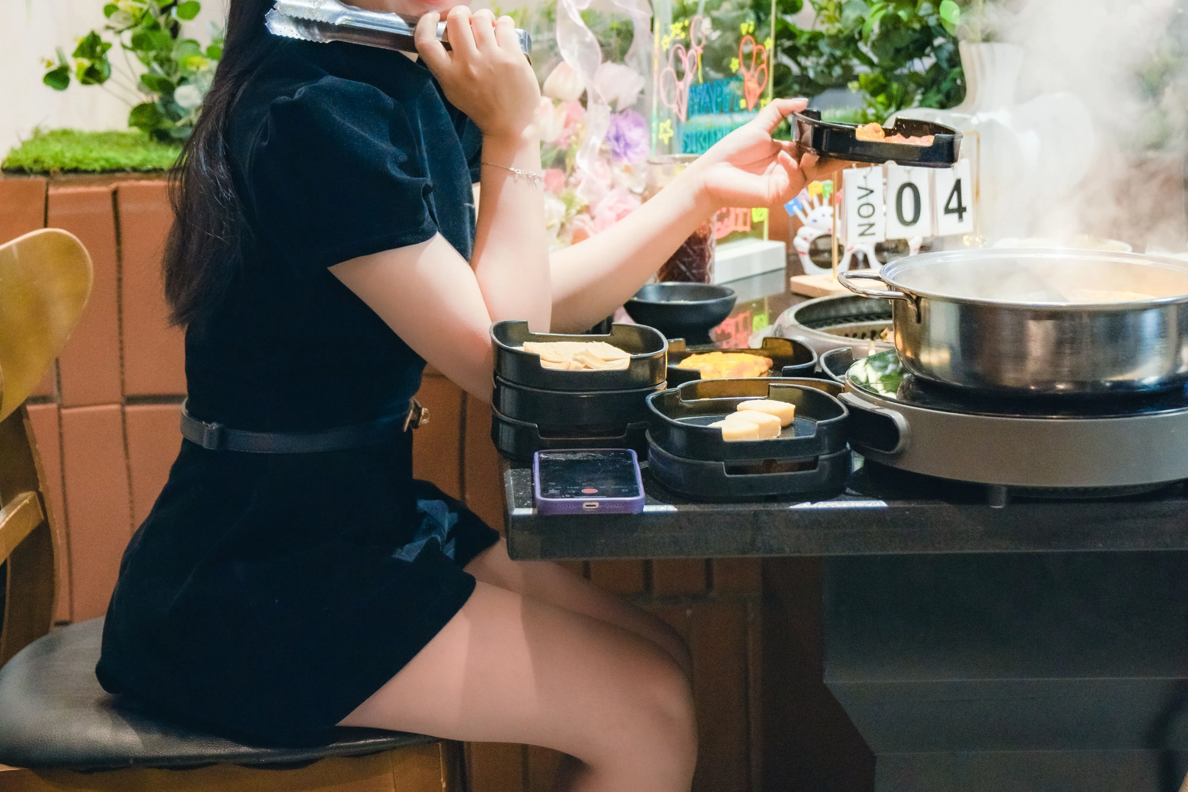 正妹被規定「吃火鍋不能穿短裙」但去酒吧可以　控制狂男友掀眾怒：雙標