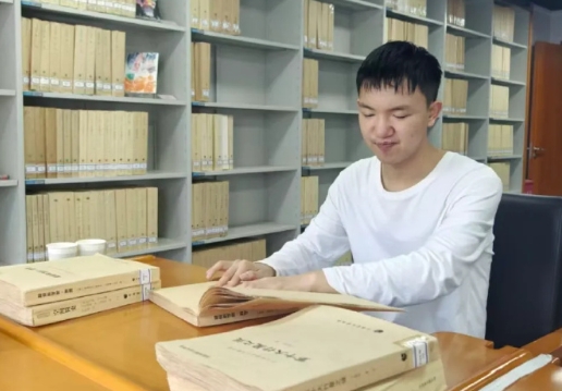 .山西挖眼案6歲男童郭斌參加殘疾人高考,拿721分奪全國第一。(翻攝自微博)