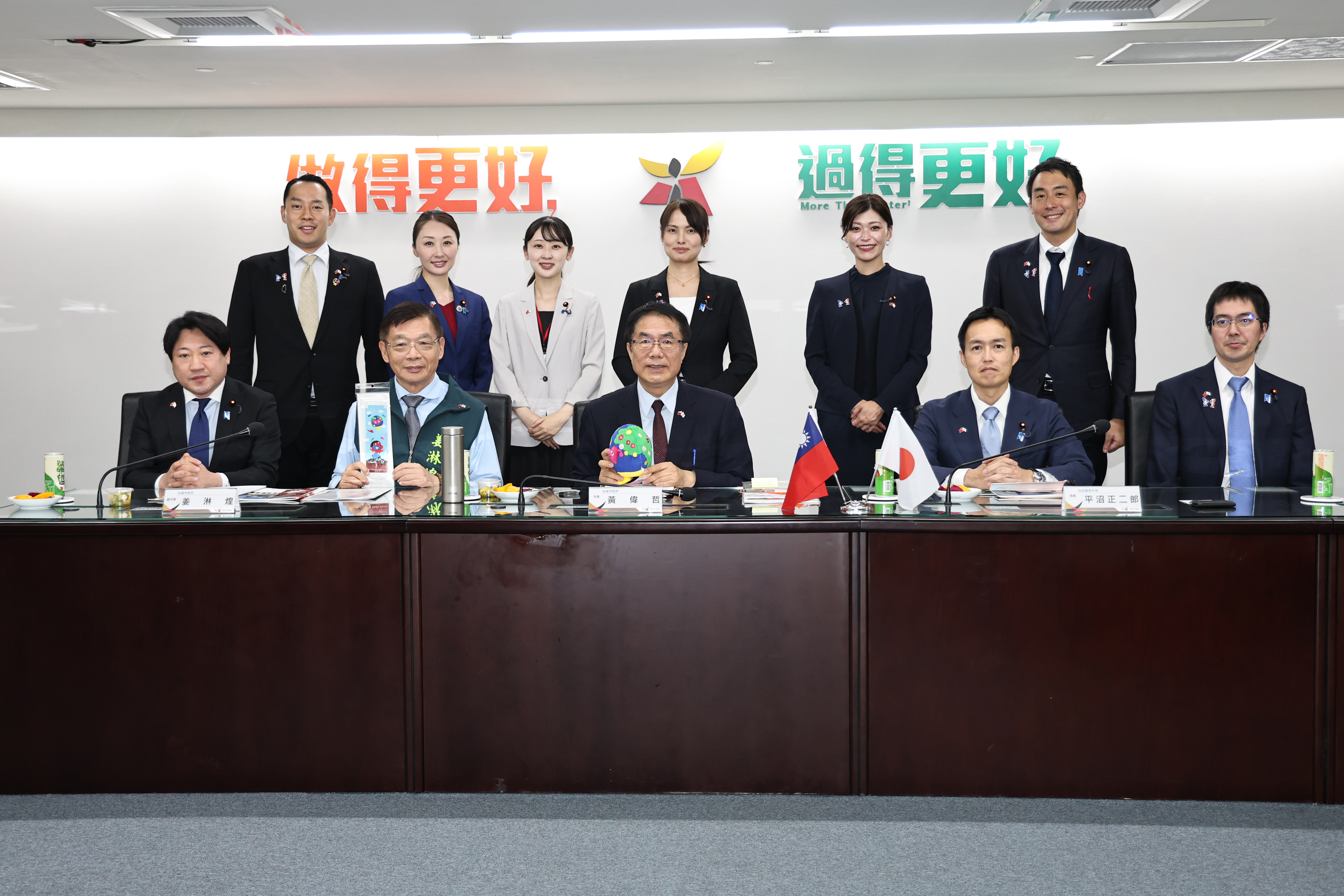 日自民黨青年局長平沼正二郎(前排右二)率領海外研修團一行81人拜會。(台南市政府提供)