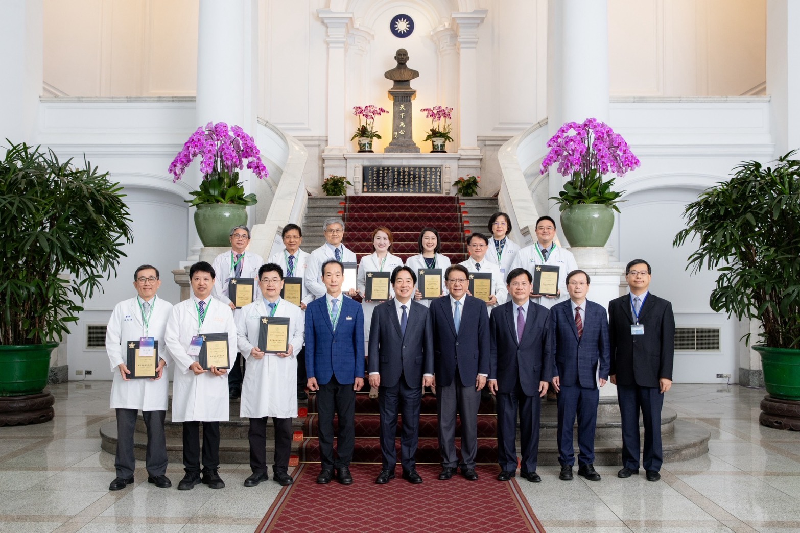 馬偕紀念醫院中醫部榮獲全球中醫藥醫學會聯合會「國際醫療服務貢獻獎」,中醫部主任陳光偉前往晉見總統賴清德。(馬偕醫院提供)
