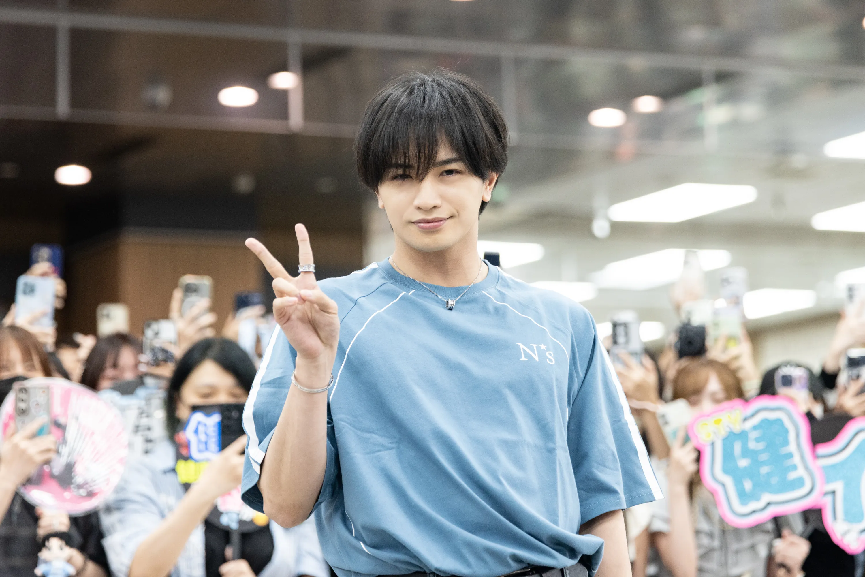 直擊》被cue「Sexy Thank you」秒比手勢　中島健人包掛「卡通青眼白龍」帥氣抵台