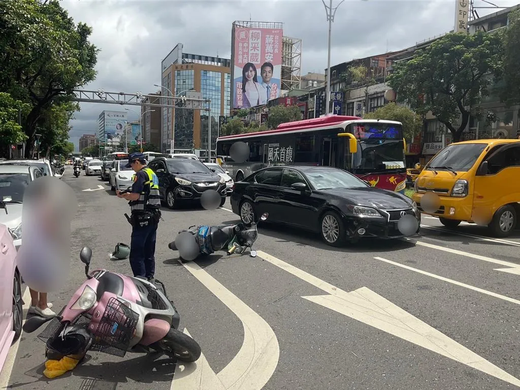 工程車倒車「連環撞」！　公車急煞3乘客跌倒送醫