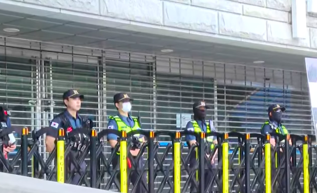 南韓選票短缺爭議引發民眾上街頭,警方在抗議現場嚴陣以待。(鏡新聞)