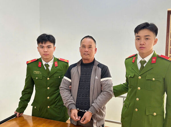 嫌犯(中)任職於市場管理單位,案發後仍照常上班。(翻攝自X)