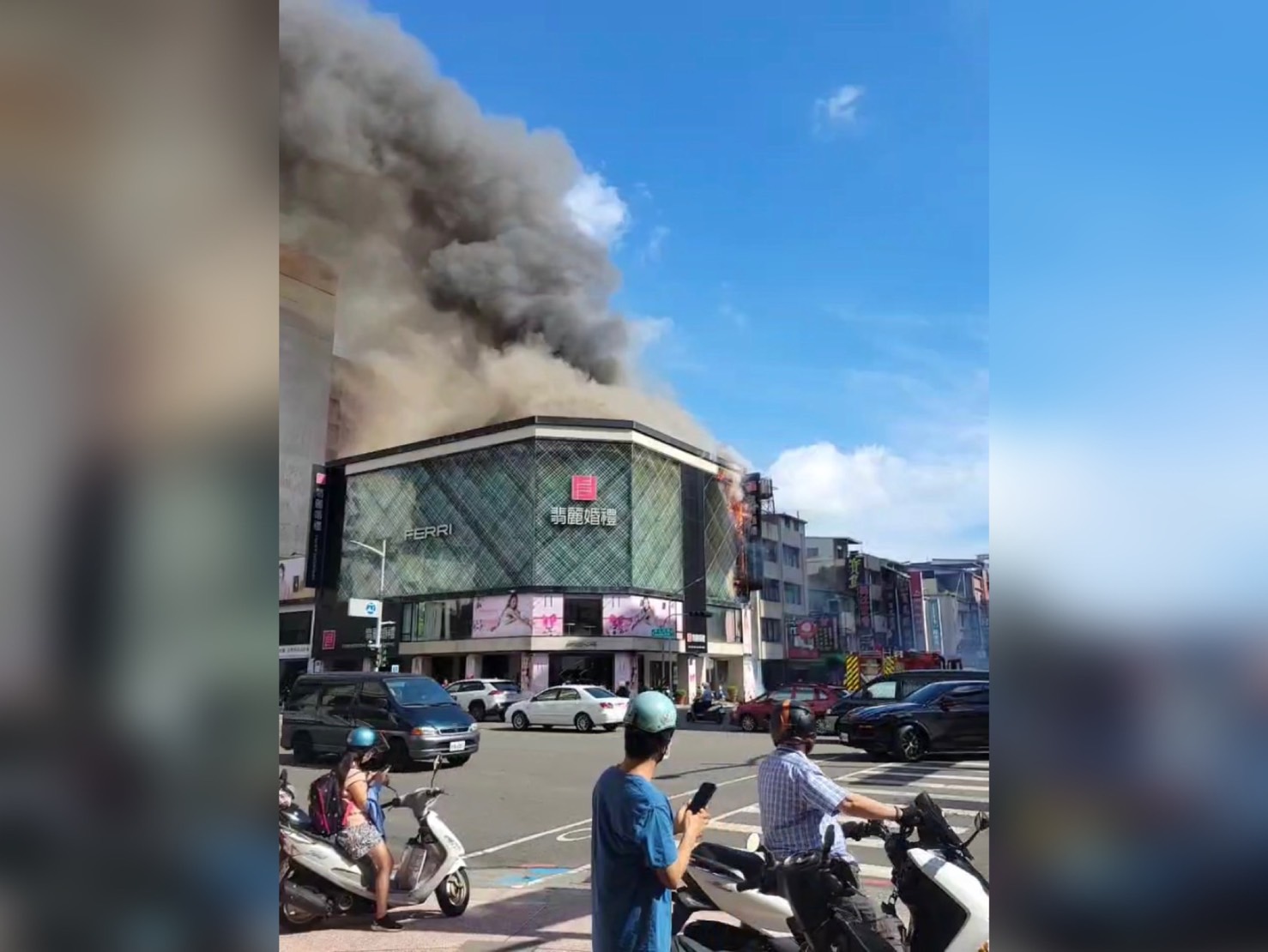 高雄知名婚紗店大火,超過5千件禮服全沒了,店家估損失破2億元。(翻攝記者爆料網)