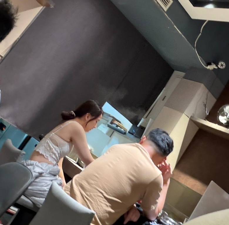 陳匡怡和男友人吃鍋,脫掉外套露出內搭的白色蕾絲拼接上衣。(讀者提供)