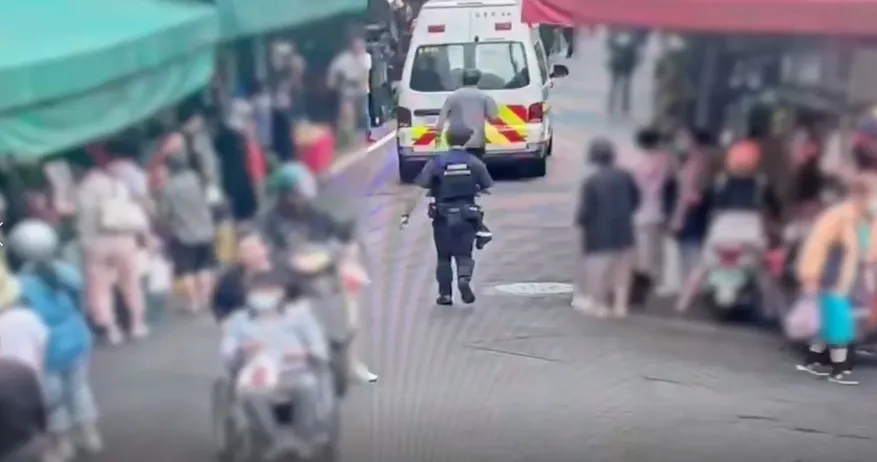 驚！男子市場拿刀狂揮、咆哮自傷　「刀子掉了還搶攤販的」警急赴現場控制