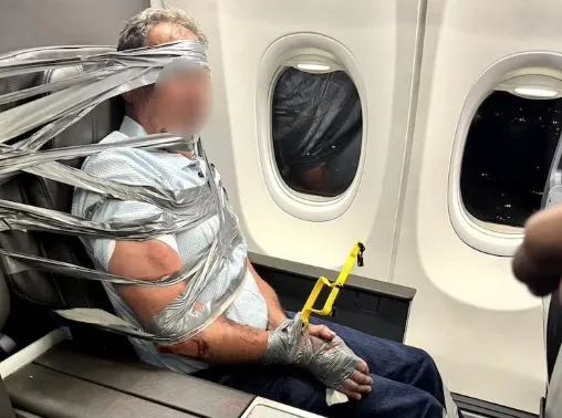 高空爆衝突！男子機上辱罵空服員「遭退役警制服」　全身捆滿膠帶「木乃伊照曝光」