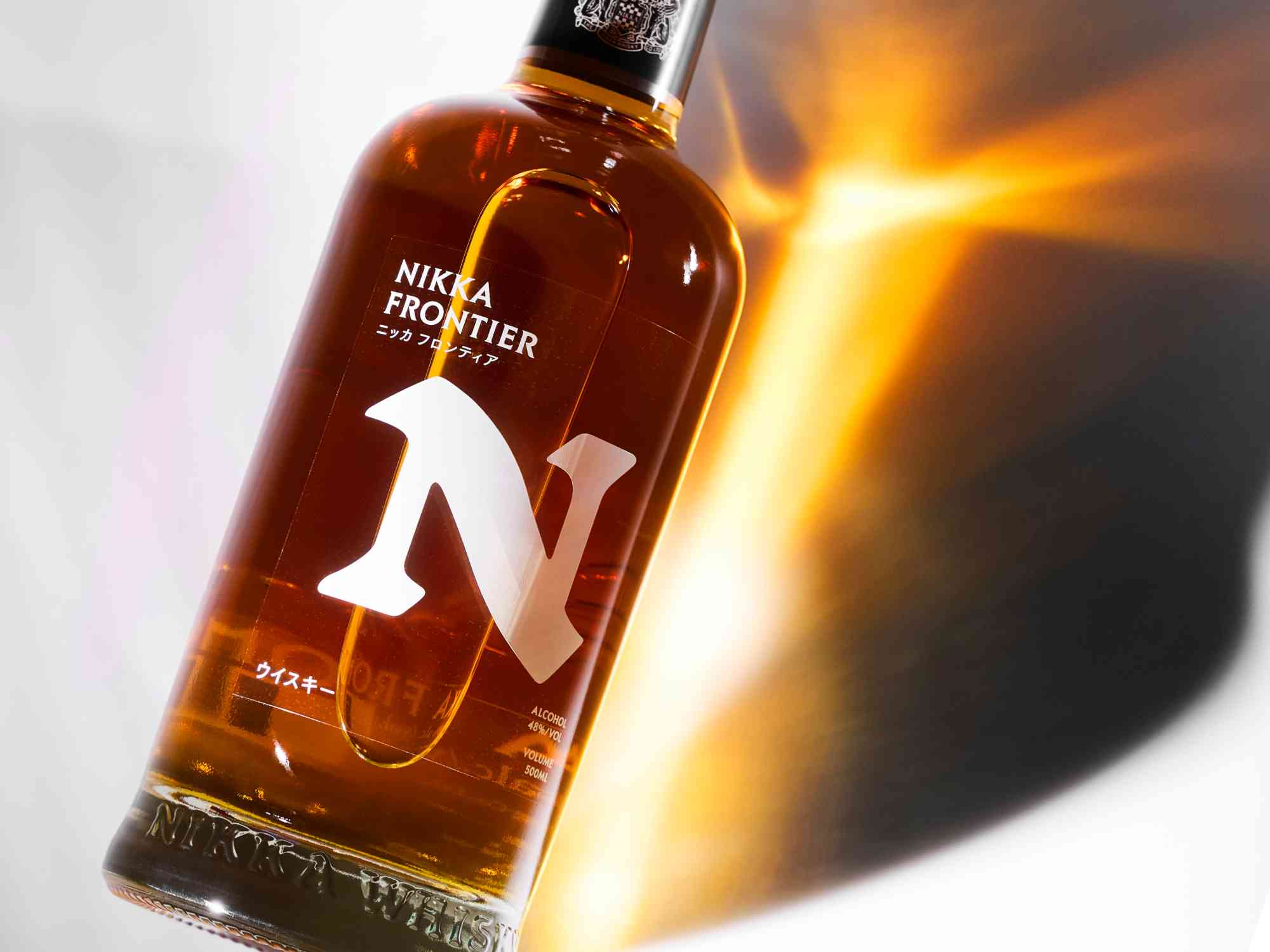 NIKKA FRONTIER「弗朗提亞」調和威士忌;風味特色:展現出柑橘與熟成果香的甜潤前調,交織烤麵包、堅果與細緻木質煙燻。入口圓潤有力,辛香料的輕微刺激為酒體增添活力,尾韻則帶來溫暖的焦糖與橡木餘香。酒精濃度:48%;建議售價:NT$699(500ml)。